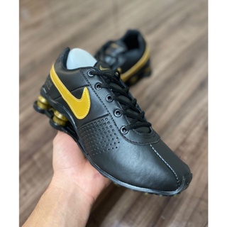 Nike shox deliver store preto e dourado