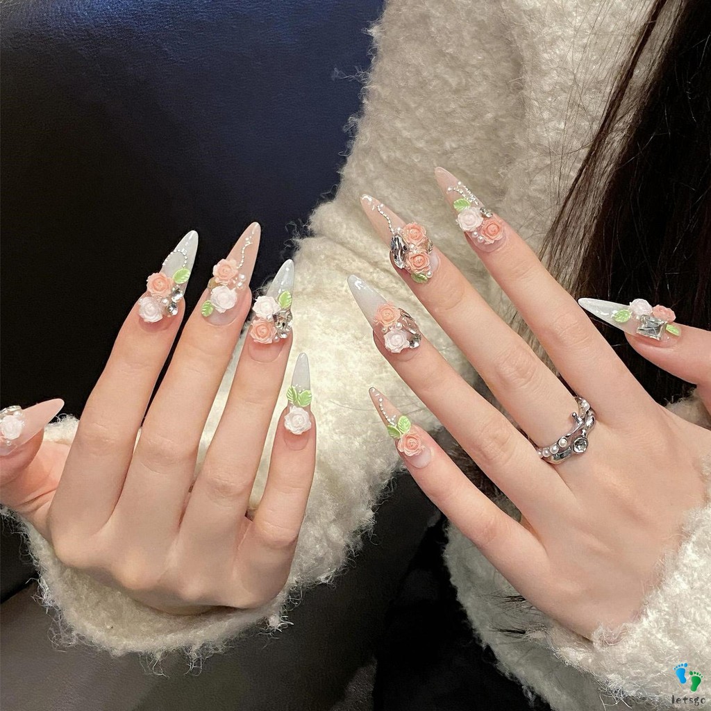 Prensa De Amêndoa De Strass Em Unhas Artificiais Textura Brilhante Com ...