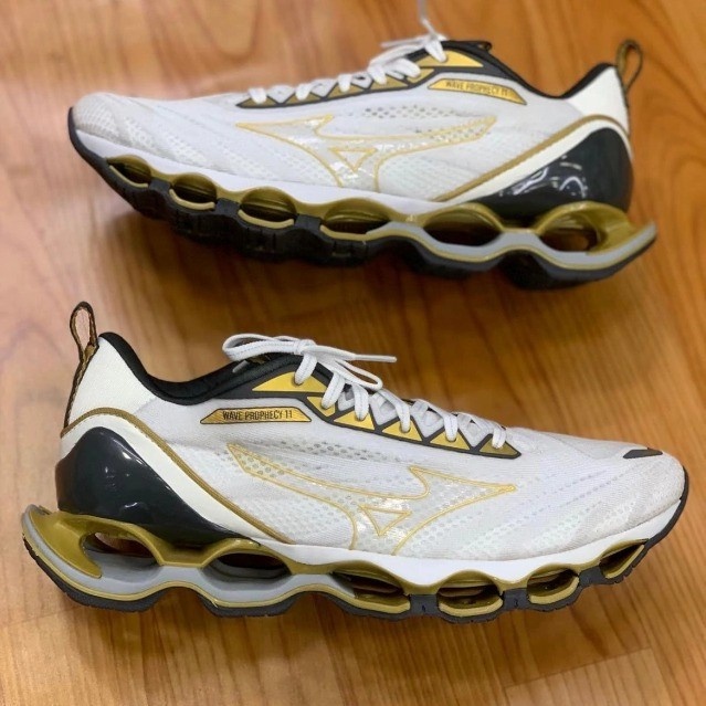 Tênis Novo Mizuno Pro 11 Reliquia Chave - Branco/Dourado - Masculino - Queima de Estoque Promoção