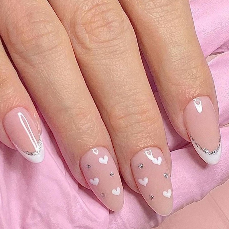 Design minimalista com linhas finas douradas, base transparente, decoração delicada e elegante, formato oval