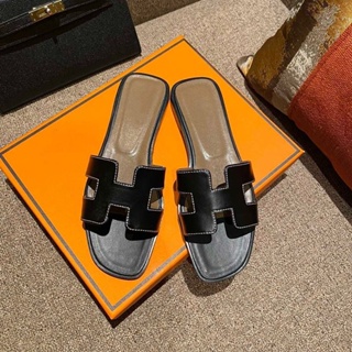 Hermès 2024 Versão correta Chinelos femininos usam sapatos de praia casuais  fora do verão 2023 novos modelos de sola plana H chinelos frios femininos