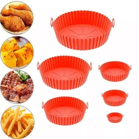 Montagem de imagens apresentando formas de silicone vermelhas para Air Fryer em diversos tamanhos. À direita, seis formas redondas com laterais onduladas e pequenas alças laterais são exibidas em uma escala decrescente, da maior para a menor. À esquerda, quatro círculos menores mostram sugestões de alimentos preparados: coxas de frango fritas, fatias de batata assada, um bife grelhado e uma porção de batatas fritas palito. Fundo branco isolado.