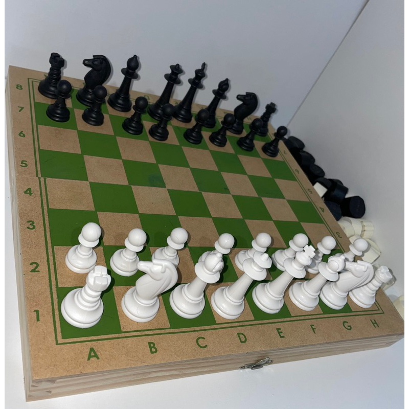 Tabuleiro de xadrez dourado com peças primorosamente desenhadas em suas posições  iniciais generative ai