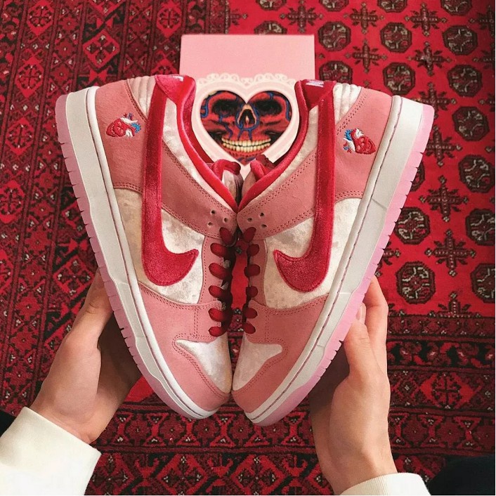Nike DUNK SB LOW X STRANGELOVE Dia dos Namorados Pink Fluff CT2552-800 ...