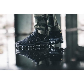 Vapormax best sale with joggers