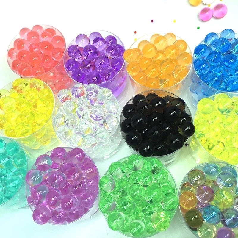 Brincar com bolinhas de gel coloridas - Water Beads