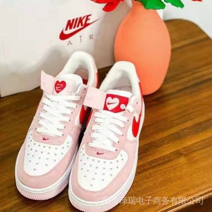 Sapatos Dia dos Namorados Nike Air Force 1 print forma coração rosa ...