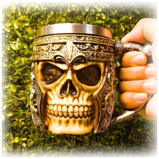 Caveira de resina com boina - caneca - Merlim