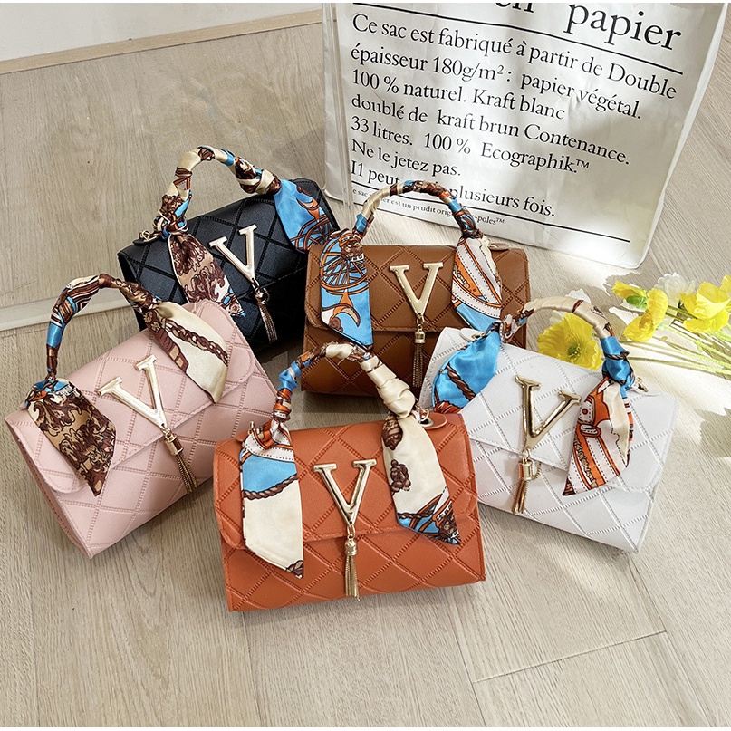 2023 Novo Estilo Moda Moda Nicho de Moda Xadrez Xadrez em relevo de seda Decoração de Lenço de Seda V Padrão Padrão Tassel Lock Chain Shoulder Small Square Bag