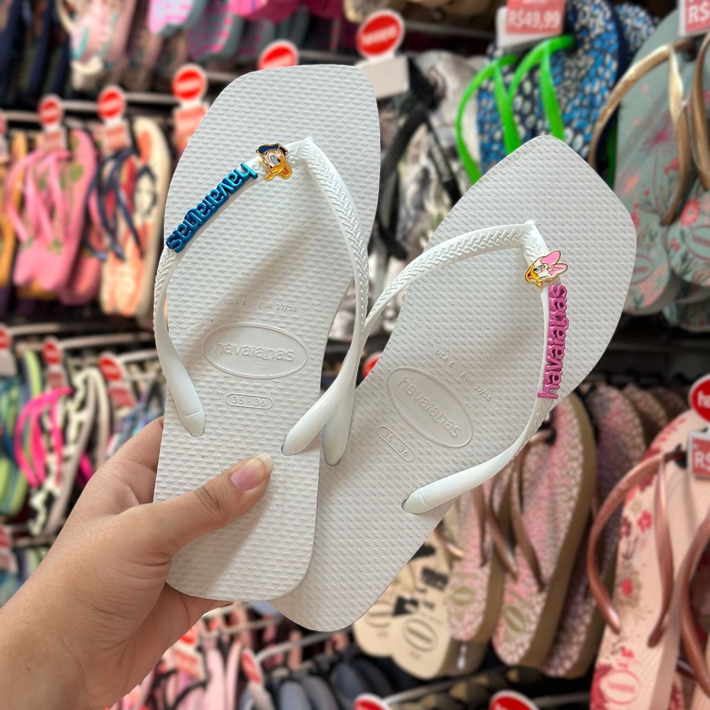 Havaianas Slim Square (Branco) + Pingente Placa (Azul e Rosa) e pingente  Pato Donald e Margarida