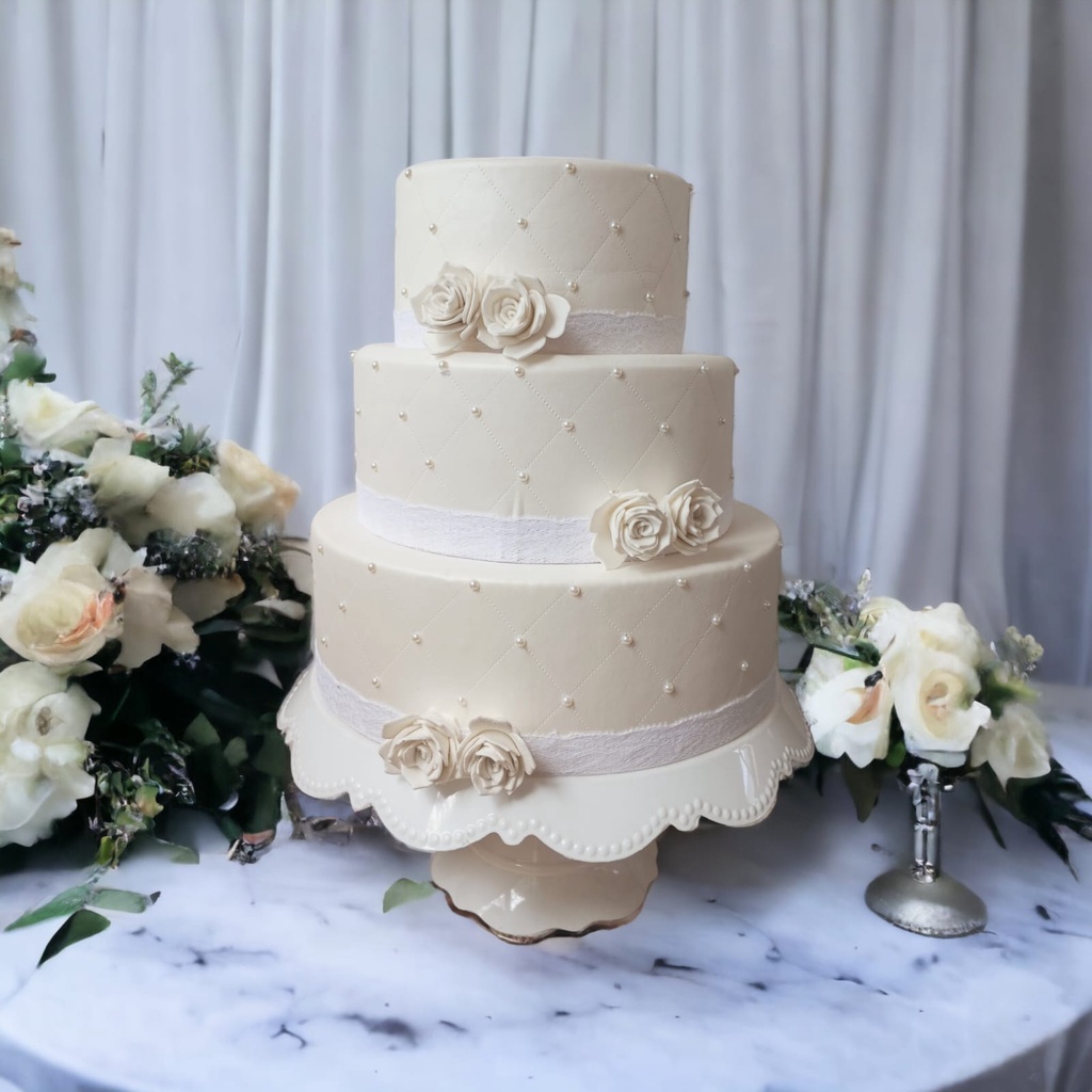 bolo fake branco pra casamento com renda ,perolas e rosas brancas