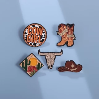 Desenho Animado Vaca Menina Esmalte Alfinetes Broches Chapéu Exterior Botas Broche De Viagem Lapela Crachás Jóias Presentes Para Amigos