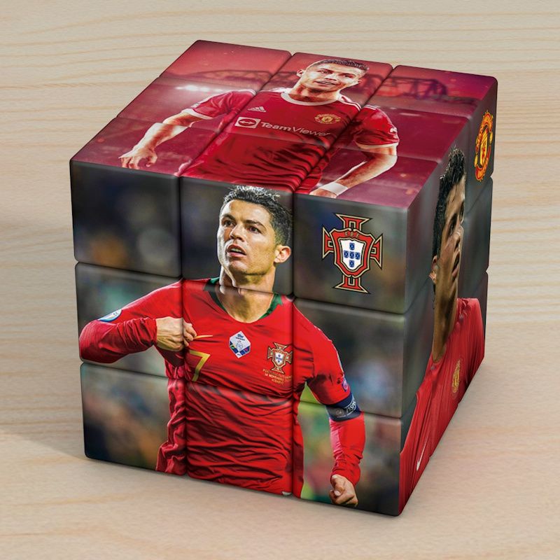 Ronaldo , messi Nas maldives Bola De Futebol Em Torno Do Criativo ...