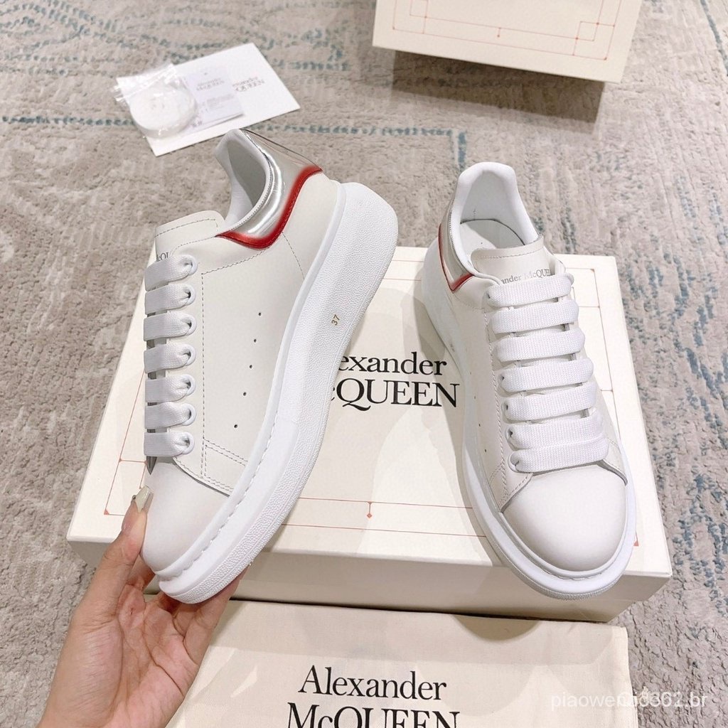 2023 Novos sapatos brancos Alexander McQueen com sola grossa e tênis baixos