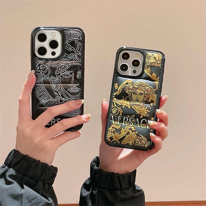 【 VERSACE 】 Down Revestimento Do iPhone 11 Caixa De Pena De Fibra 3D Puffer Phone Compatível Para 12 13 14 15 Pro Max XR XS Capa Macia Anti-Queda