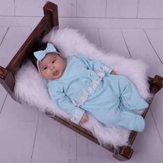 Macacao para bebe menina com laçinho de cabelo e detalhes em renda Azul Bebe