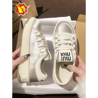 2024 Novo Estilo Coreano Versão Estilo Sapatos de Pão de Tênis Feminino de Prata de Alta Prata Preppy