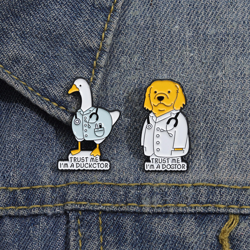Desenho Animado " Trust Me I'm A Ctor " Pet Auscultação Médico Broche De Esmalte Moda Acessórios De Roupa Presente Joias Para Amigos