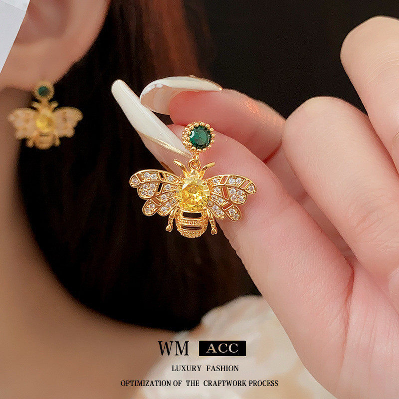 Agulha de prata zircão abelha pequenos brincos de metal elegantes e versáteis