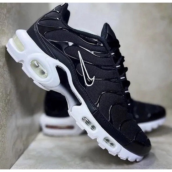 Nike air max plus 2024 black and white womens