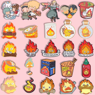 Manga Hayao Miyazaki Série Japonesa Howl's Moving Castle Broche De Esmalte Do Castelo Em Movimento " Calcifer " Mochila De Liga Acessórios De Vestuário Jóias De Presente Para Amigos