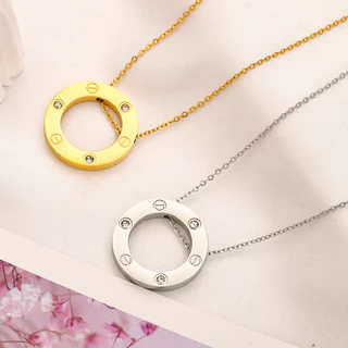 Colar Casual Cartier Em Corrente Carta Logotipo Duplo CC Gargantilha De Aço Titânio Pingente Elegante Homem Mulher Jóias