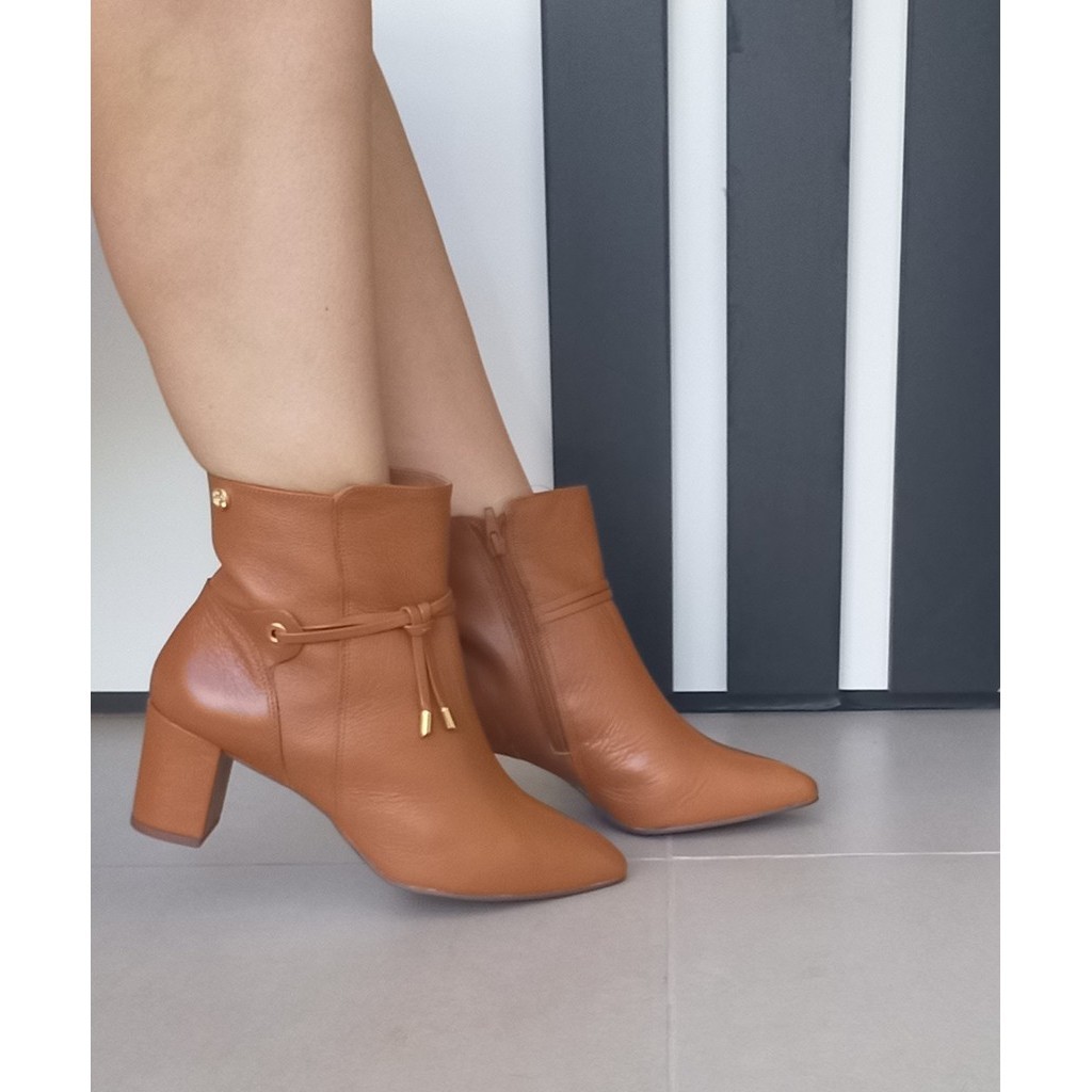 Bota Feminina em Couro Legítimo Caramelo Cano Curto Salto Grosso - Main Image