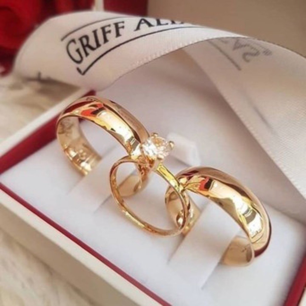 Par De Alianças Noivado Casamento Lisa Abaulada + Anel Solitario 6mm Banhado Brilhosa Dourada Cor Ouro 18K