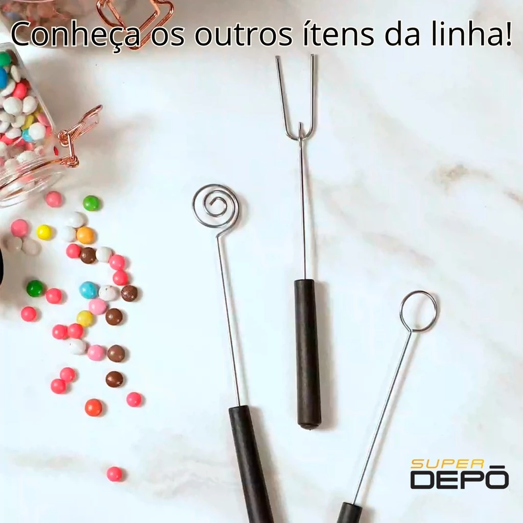 tres-garfos-de-diferentes-funcoes-sobre-uma-mesa-branca-com-alguns-confetes
