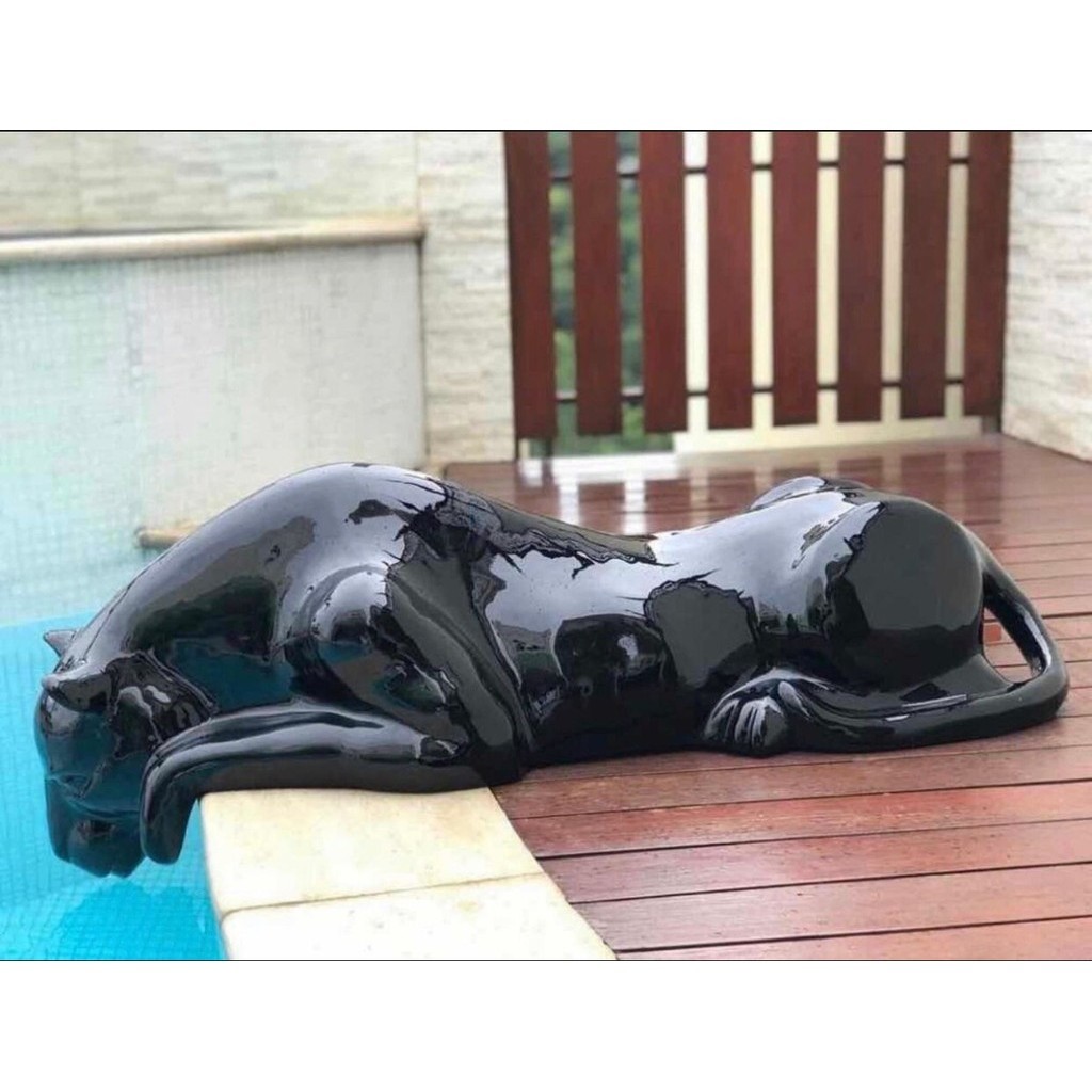 Escultura Pantera Bebendo Água Piscina