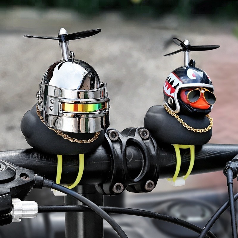 Pato preto capacete hélice com carro onda quebrando ornamentos internos decoração