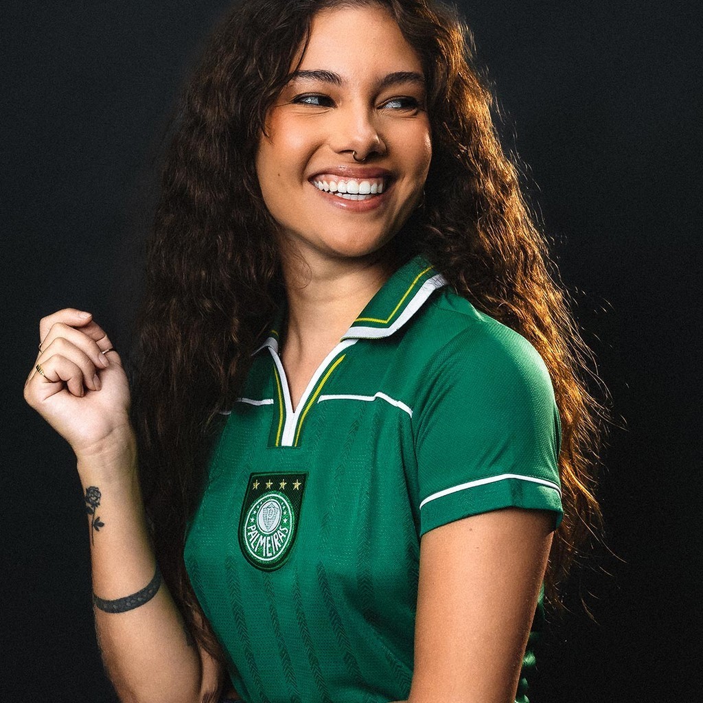 Mulher com Camisa do Palmeiras na Black Friday 2025 | BuscaProdutos