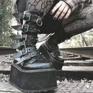 Demonia botas de sola grossa na Europa e nos Estados Unidos, novas tiras e rebites, botas de cano médio de sola grossa, botas de cavaleiro americano plus size feminino