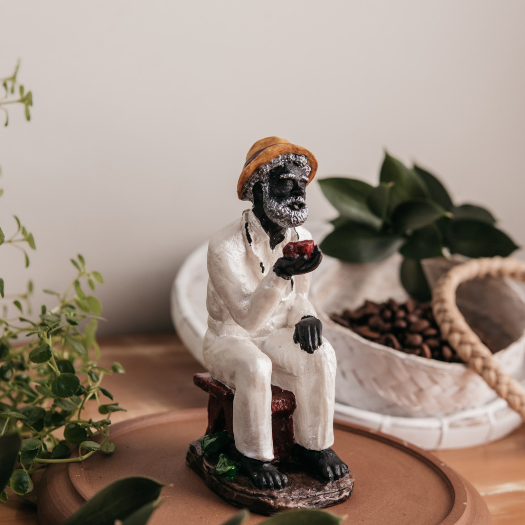 Escultura Preto Velho 15 Cm Em Resina + Presente D'Osun + Lembrança da Loja