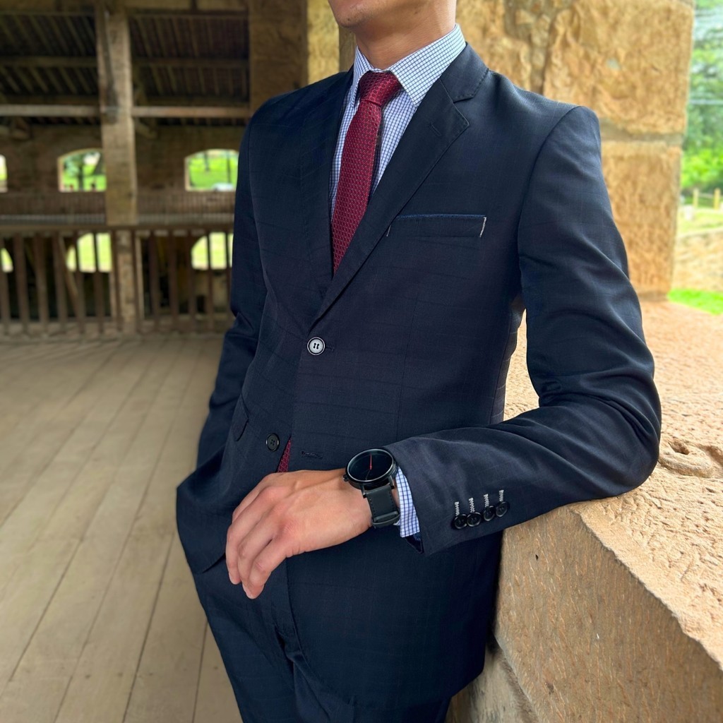 Terno Alfaiataria Xadrez Preto, Corte Italiano, Pesponto nas lapelas e bolsos, aviamentos de qualidade, traje perfeito para transmitir confiança e elegância no trabalho ou em ocasiões especiais
