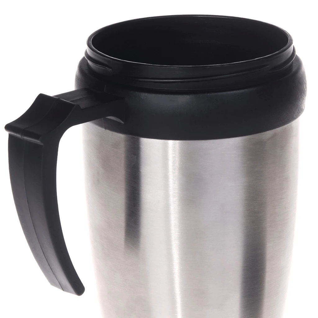 Caneca térmica no porta-copos do carro