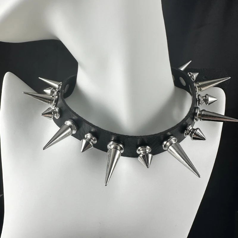Choker Couro Preto com Rebites Harajuku