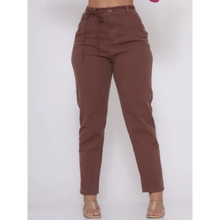 Calça Mom com Cinto de Sarja Jeans