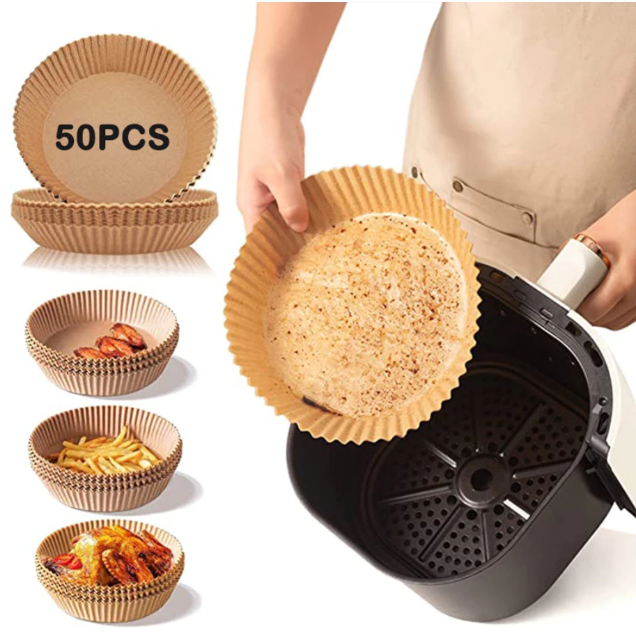 Colagem de fotos mostrando forros de papel descartáveis para Air Fryer. À direita, uma pessoa usando avental coloca um forro de papel pardo redondo dentro do cesto de uma fritadeira elétrica branca. À esquerda, o produto é exibido em detalhes: uma pilha com o texto '50PCS' e três exemplos de uso contendo asas de frango, batatas fritas e camarões grelhados. Os forros têm bordas altas e onduladas.