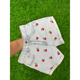 Short Jeans MOM Cintura Alta Com Bordado De Cereja E Barra Dobrada