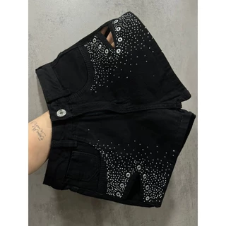 Short Preto de Barra Com Vazado na Perna e Detalhe de Strass