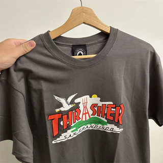 Thrasher City Versão americana San Francisco Seagull Flower Arranjo de flores em chamas Manga curta de alta qualidade Camiseta Estilo Casal 823
