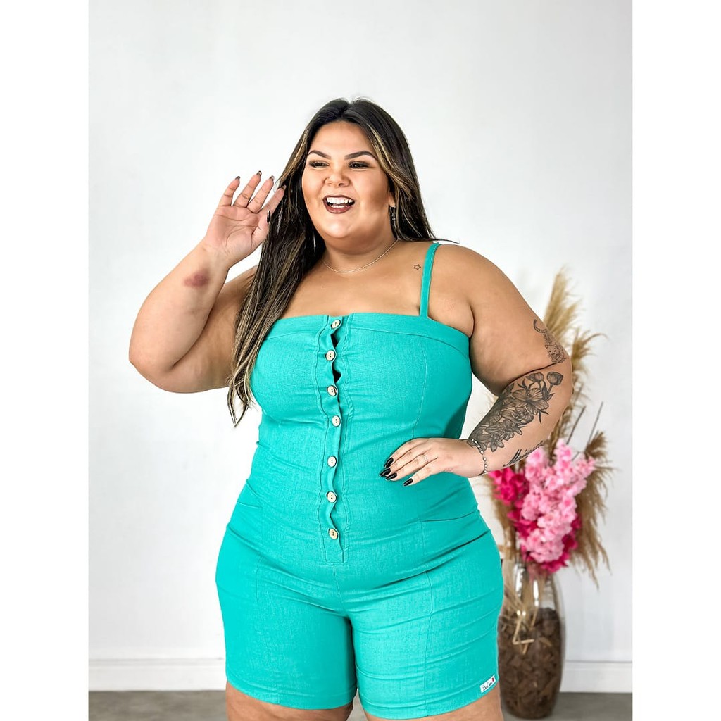Macaquinho Meia Coxa Linho com Alças e Bolsos Frontais Plus Size