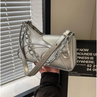 Niche French new versatile commuter chain shoulder under arm bag