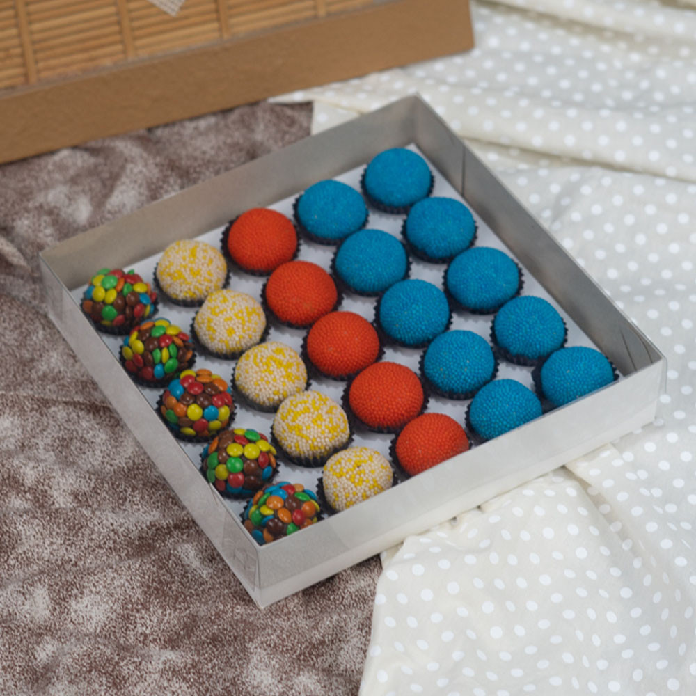 20 Caixas para 25 Doces 20x20x4 Com Berço | Docinhos, Brigad