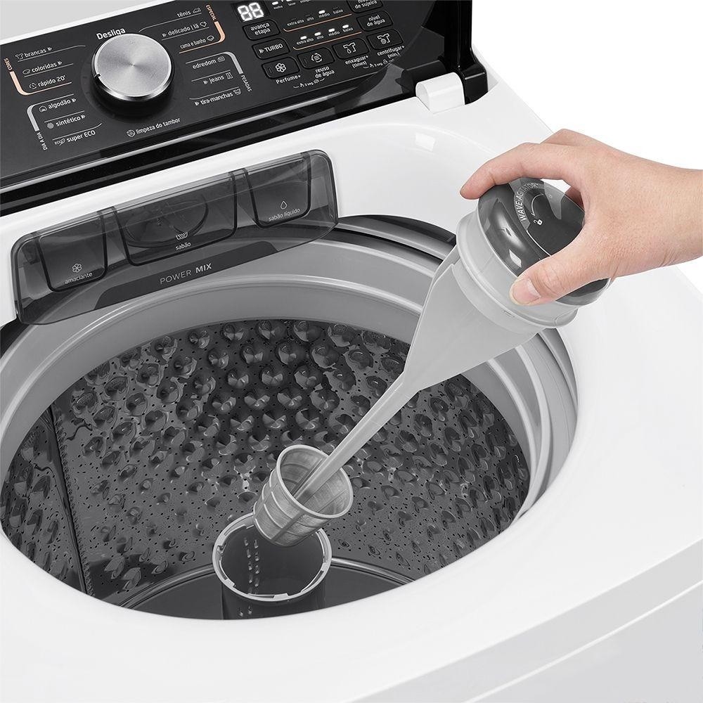 Detalhe do interior da lavadora Midea 15Kg com sabão sendo adicionado