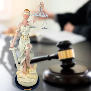 Dama da Justiça de Resina Branca 21 cm
