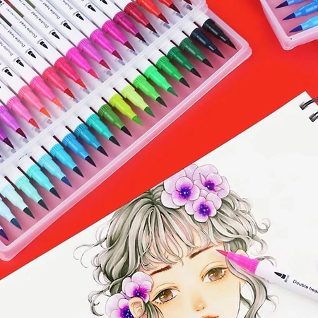 Canetas brush pen coloridas sendo utilizadas para colorir uma ilustração de personagem em um caderno de desenho