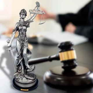 Dama da Justiça de Resina Prata Decoração Advogado 28cm