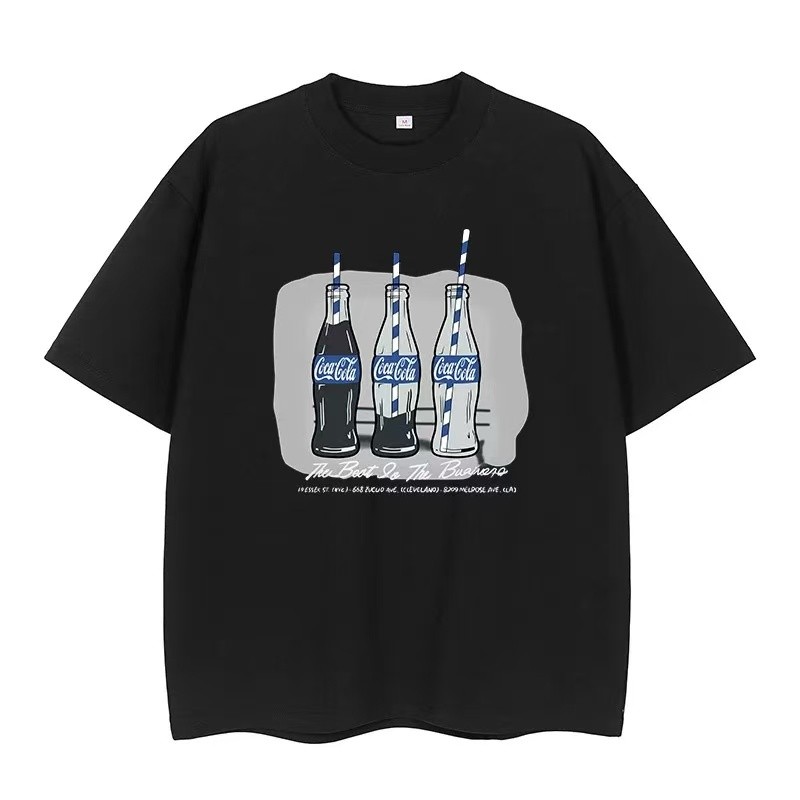 Coca-Cola X Fes 2025 VICK TEE（Black）XL 2025 Camiseta Preta Unisex, Design Clássico de Garrafa de Coca